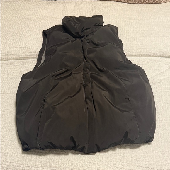 GAP Gray and Black Puffer Vest - Picture 1 of 4